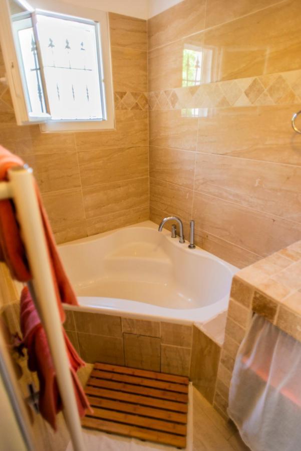 Les Manaux En Provence Bed & Breakfast Roquevaire Bagian luar foto
